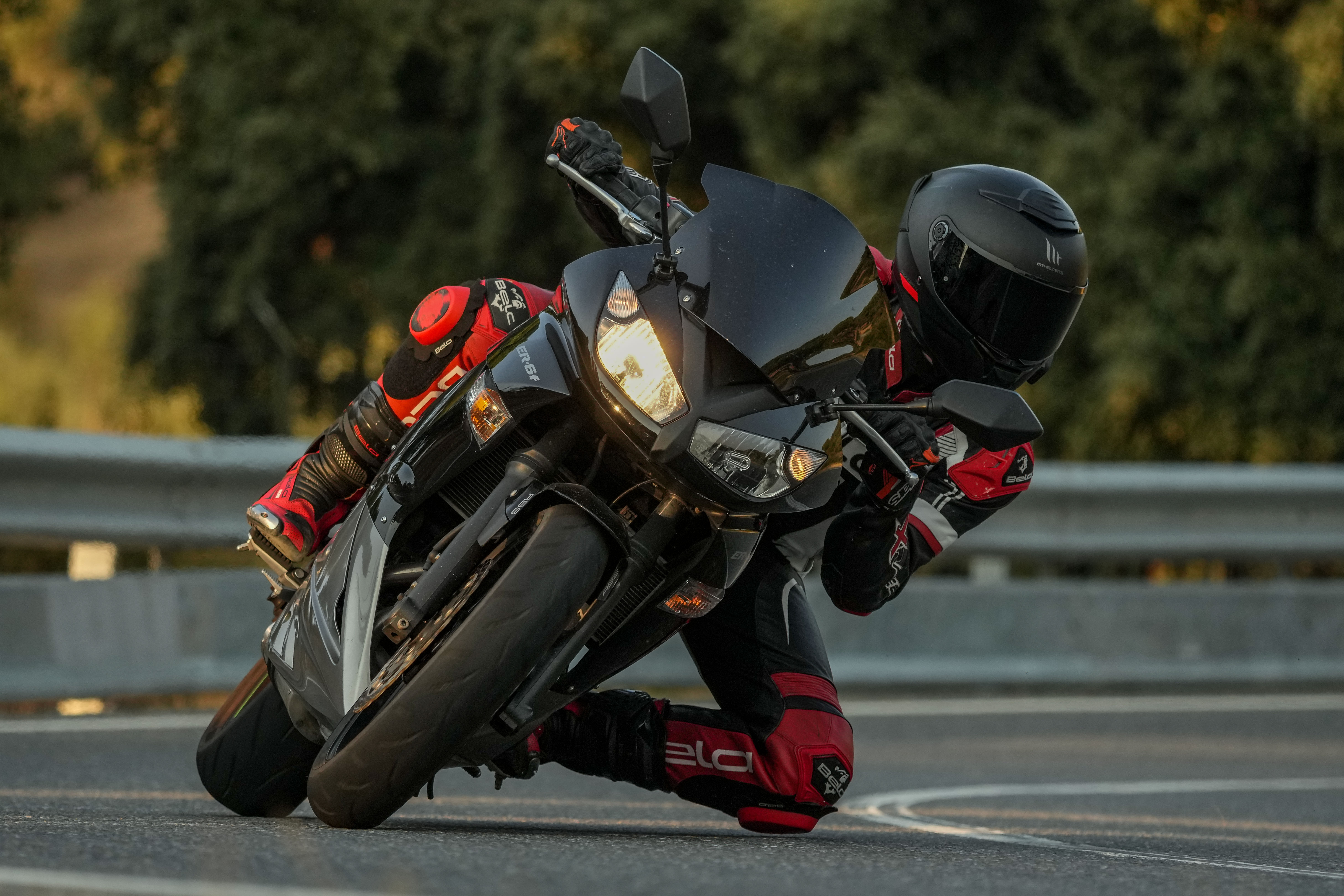 Curvas largas, luz dorada